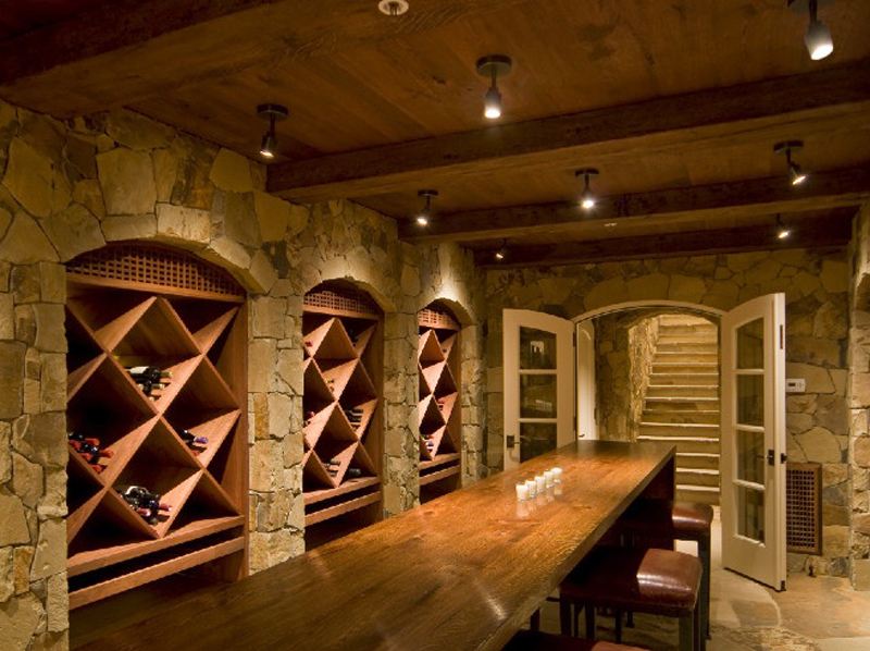 地下室潮湿:原因和解决方案